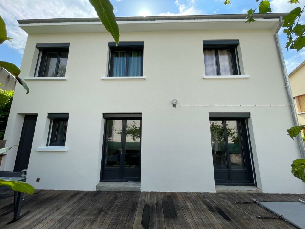 Façade de maison individuelle après ravalement, menuiseries anthracite